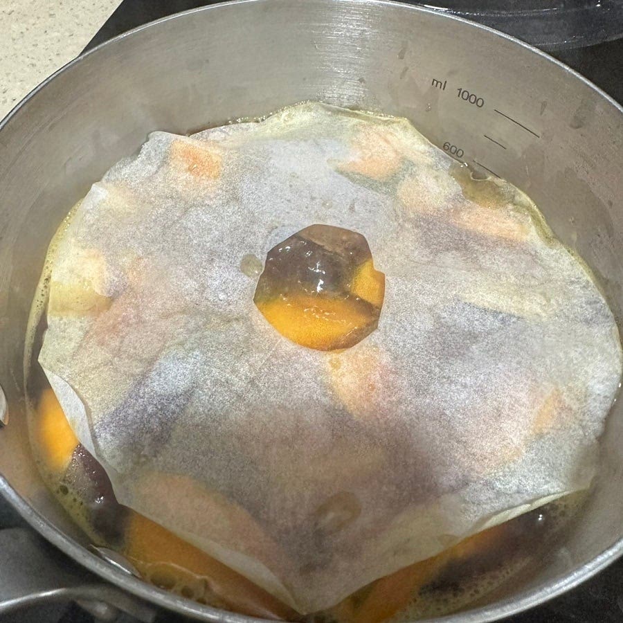 불을 중불로 줄이고 종이호일을 덮어서 5분 더 끓여주세요.