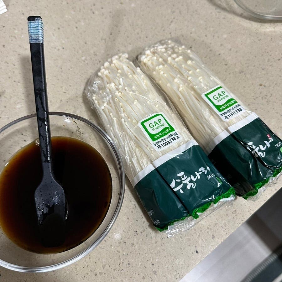 모든 재료를 준비해주세요.
* 전자렌지에 만드는경우 전자렌지용 그릇을 준비해주세요. 그냥 냄비에 조리하셔도되요.