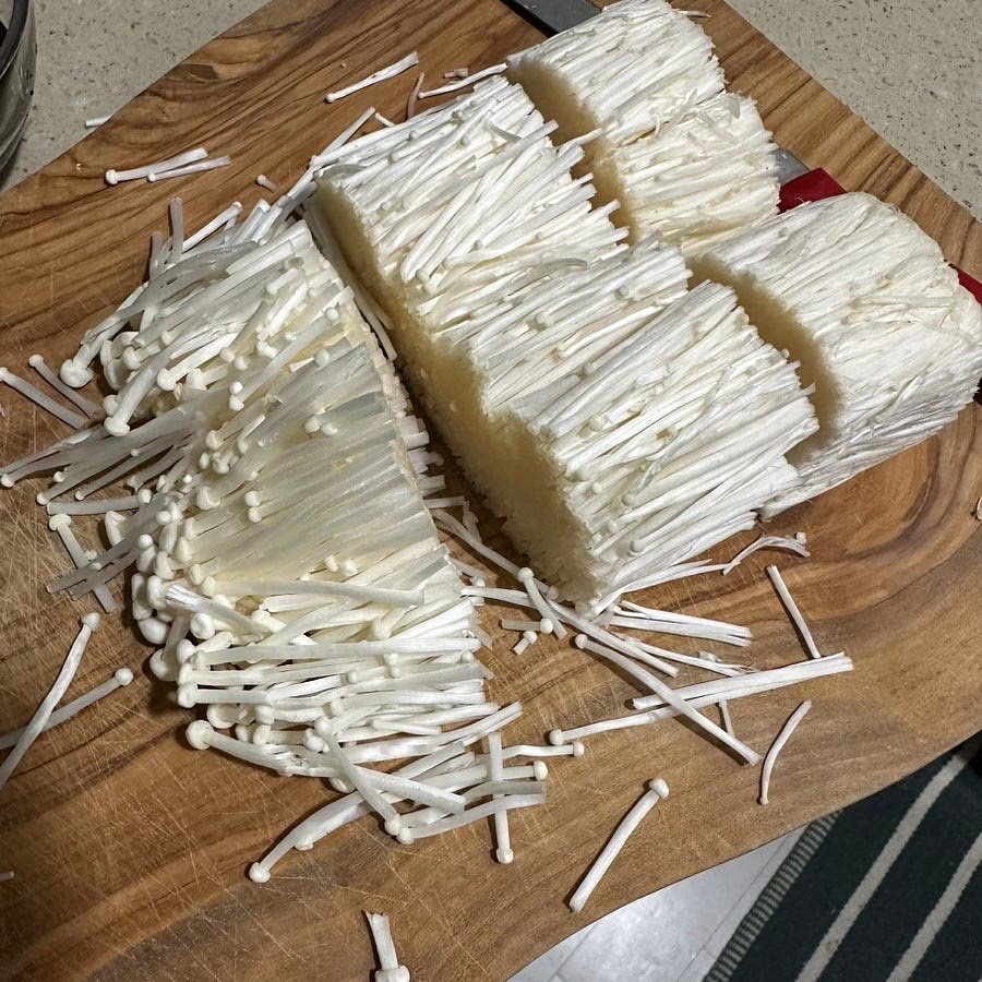 팽이버섯을 밑둥을 자르고 3등분 해주세요.