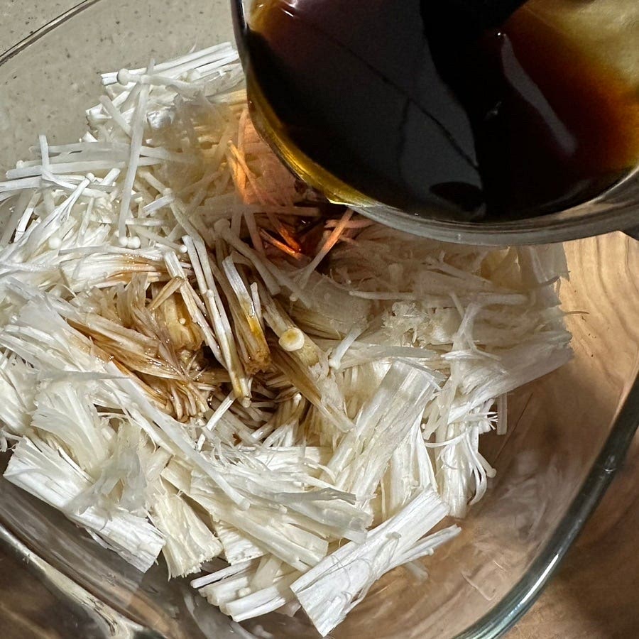 그릇에 담고 밑둥부분은 손으로 먹게좋게 뜯어서 넣어주세요. 준비한 양념을 섞어서 팽이버섯위에 부어주세요.
* 냄비 조리시 양념을 냄비에 넣고 끓으면 버섯을 넣고 1~3분 끓이다 불꺼주시면되요.