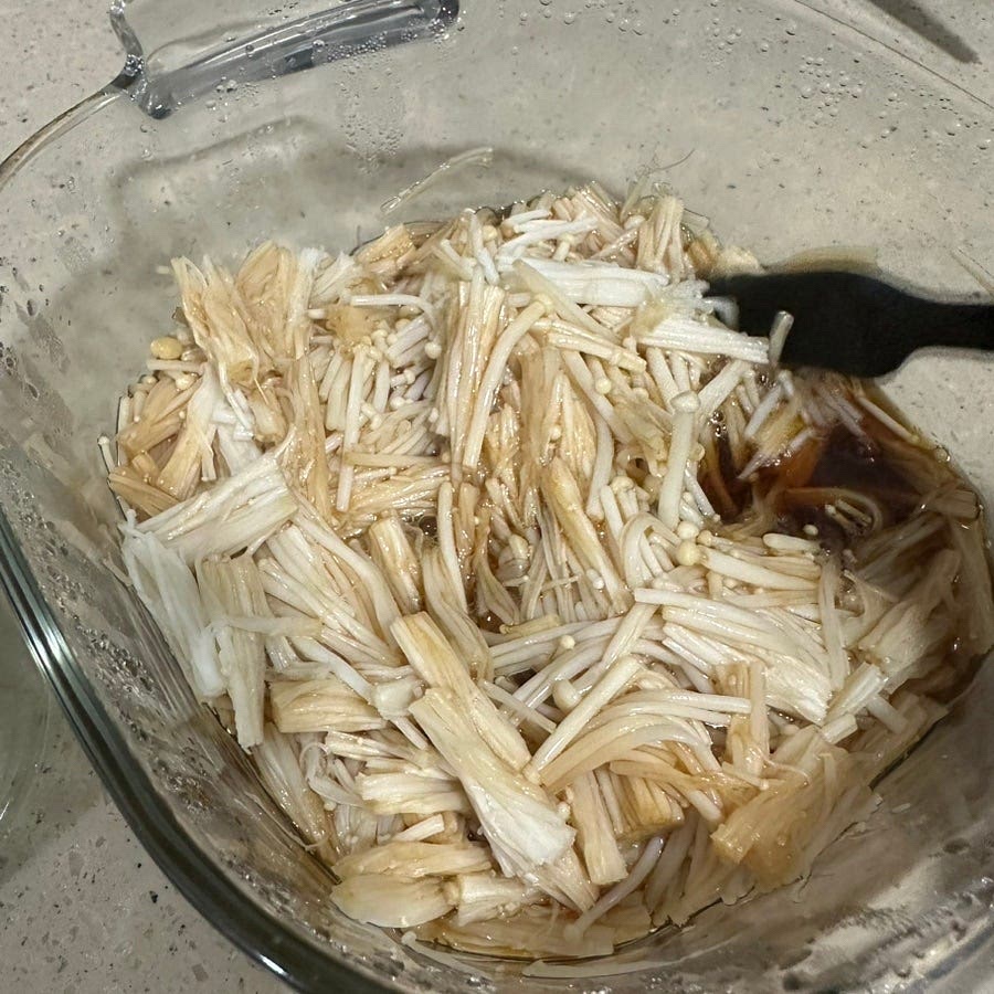 전자렌지에 용기뚜껑을 덮어 3분 돌려주세요.
* 제가 사용한 전자렌지는 900W예요. 사용하는 전자렌지의 와트에따라 시간을 가감해주세요.
* 뚜껑이 없는 경우 랩을 살짝 얹어서 돌려주세요.