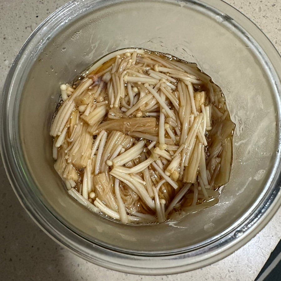 꺼내서 잘 섞은다음 그대로 1시간 정도 재워뒀다 먹으면되요.