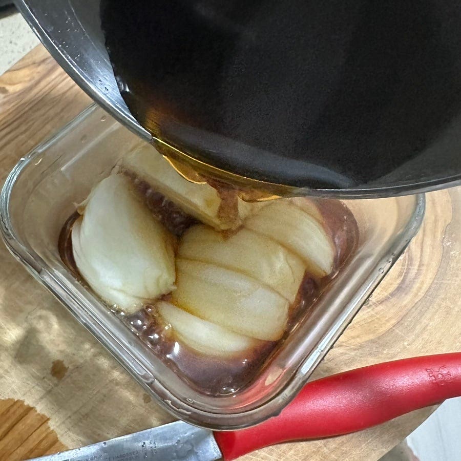 양퍄를 잘라서 그릇에 담고 끓인 장아찌 국물을 전부 부어주세요.