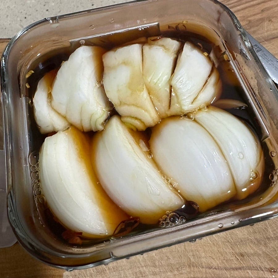 그대로 한김 식힌다음 반나절 이상 재워두면 햇양파 장아찌 완성