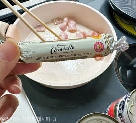 홀토마토와 베이컨, 바질, 버터를 준비해주고, 베이컨을 적당한 크기로 잘라 먼저 볶아주세요