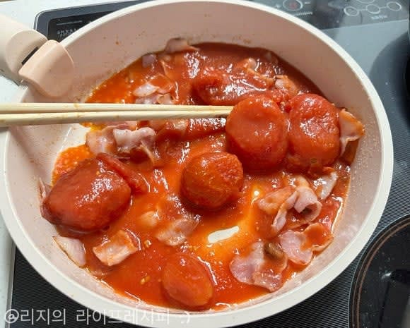 베이컨이 잘 볶아지면 홀토마토를 넣어 한번 같이 볶아주세요