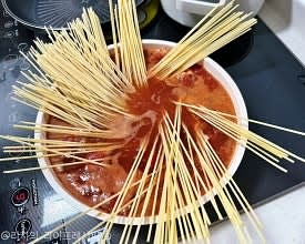 토마토소스에 진간장과 설탕을 넣고 잘 섞어준뒤, 끓어오르면 스파게티면 2인분을 넣고 잘 끓여주세요