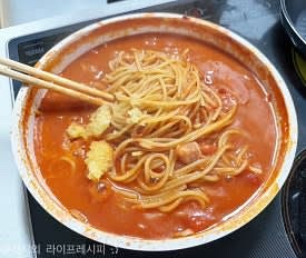 면이 익어가면 버터 2큰스푼도 넣고 같이 잘 섞어가면서 섞다가, 다진마늘도 넣어 같이 잘 10분정도 끓여주세요