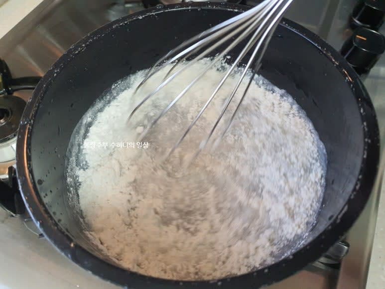 냄비에 물 500ml를 붓고 찹쌀 가루 3큰술을 넣어줍니다. 뭉친 찹쌀가루를 거품기로 잘 풀어주고 소금 1큰술을 넣어줍니다. 중불에서 끓여주시는데 찹쌀 가루가 바닥에 눌러 붙을 수 있으니 중간 중간 잘 저어주세요. 보글보글 끓어오르면 불을 꺼주고 식혀주세요.