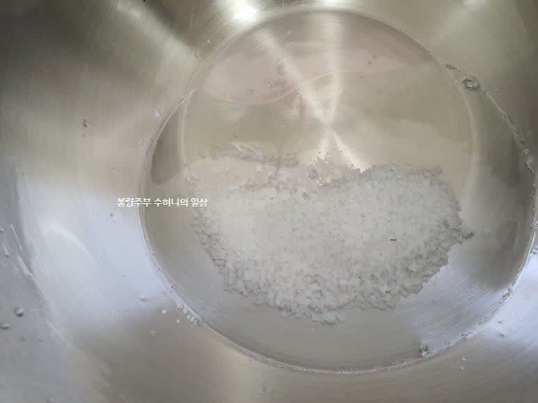 천일염 3큰술을 따뜻한 물에 녹인 후 생수 400ml정도 섞어 소금물을 만들어주세요.