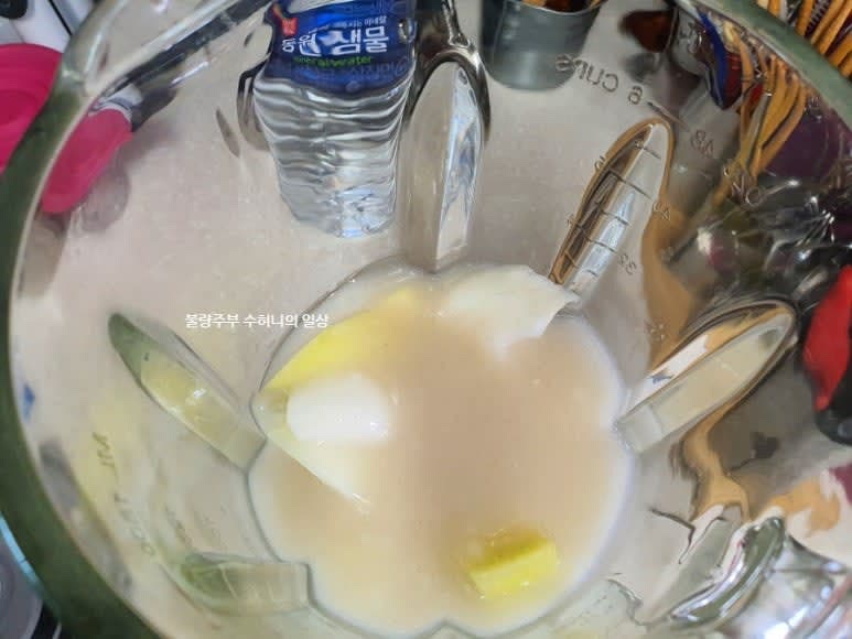 고춧가루 3큰술을 물 200ml 정도에 풀어서 불려줍니다. 사과, 생강, 마늘, 양파를 믹서로 갈아 즙을 만듭니다.