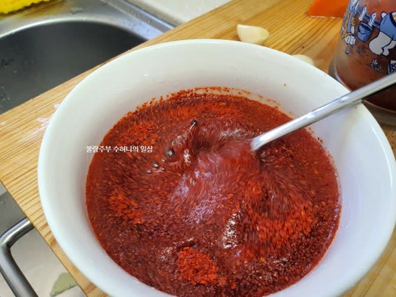 배추를 깨끗이 헹군 후 찹쌀풀과 과일즙, 고춧가루, 매실액+복분자청, 멸치액젓, 꽃소금을 섞어 국물을 만듭니다.