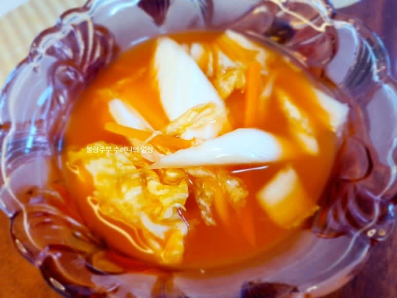 실온 기준으로 2일 정도 숙성시켜주면 적당히 잘 익은 배추물김치가 완성됩니다.