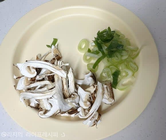 송이버섯에 묻은 흙은 탈탈 잘 털어주고 물로 한번 싹 씻어준 뒤, 밑동 부분은 최대한 겉부분만 긁어내고 결대로 찢어주세요