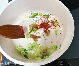 식용유를 냄비에 살짝 넣고 대파를 볶다가, 된장과 고춧가루도 넣고 중약불에서 살살 볶아주세요