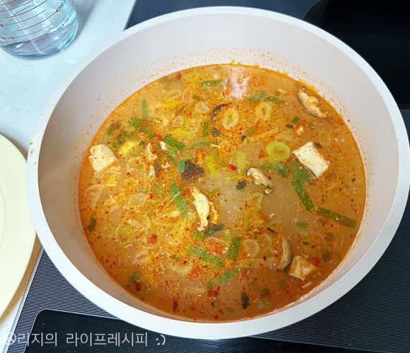 물을 900ml정도 부어준 뒤에 다진마늘도 넣고 팔팔 끓여주세요