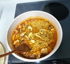 라면도 넣고 3분정도 팔팔 끓여주다가, 송이버섯도 넣고 30초 끓여주세요