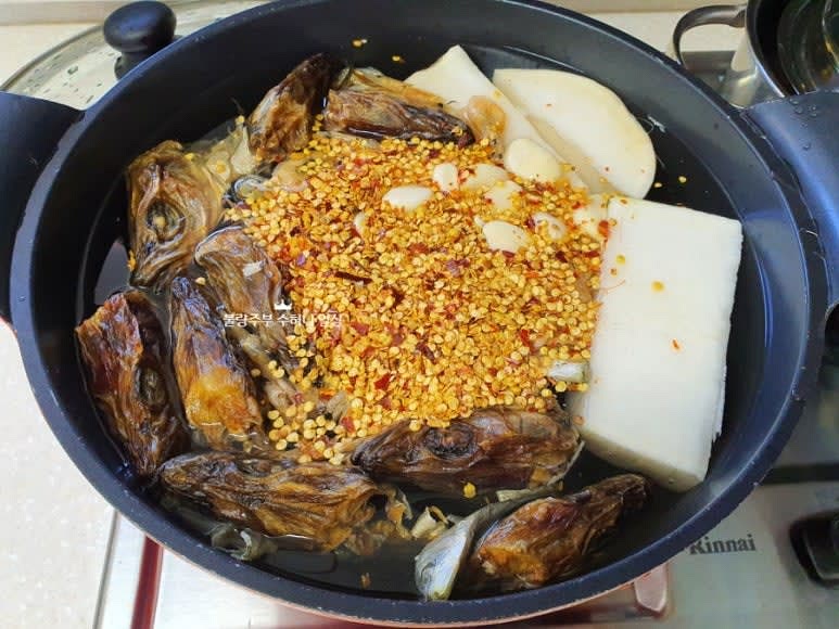 물 5리터에 디포리, 황태머리, 무, 고추, 건새우, 통마늘을 넣어 육수를 준비합니다. 약 30분간 끓인 후 건더기를 제거합니다.