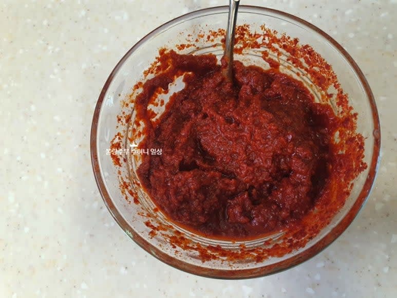 따뜻한 육수에 고추가루 3큰술을 풀어 미리 다대기를 만들어 주세요.