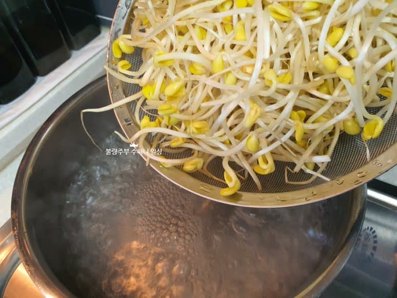 냄비에 적당량의 물과 천일염 1큰술을 넣고 끓기 시작하면 콩나물을 넣어 데쳐줍니다.