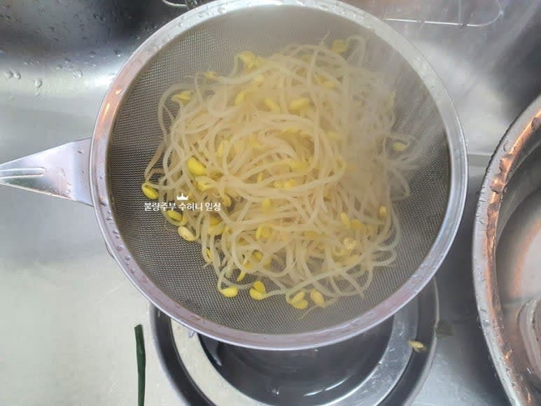 2-3분 정도 데친 콩나물은 채반에 담아 바로 찬물샤워를 시켜주세요.