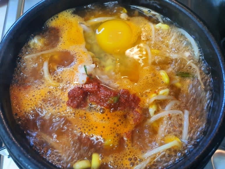 팔팔 끓어오르면 콩나물 위로 살포시 계란을 빠지지 않게 올려주세요.