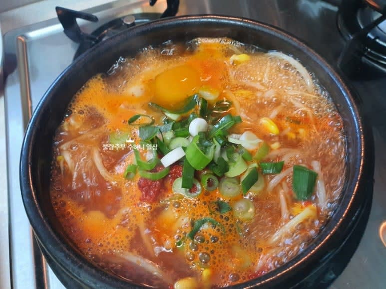 대파 썰어둔 것을 넣고 마무리 합니다. 청양고추를 잘게 다져서 기호에 따라 먹을 때 추가합니다.