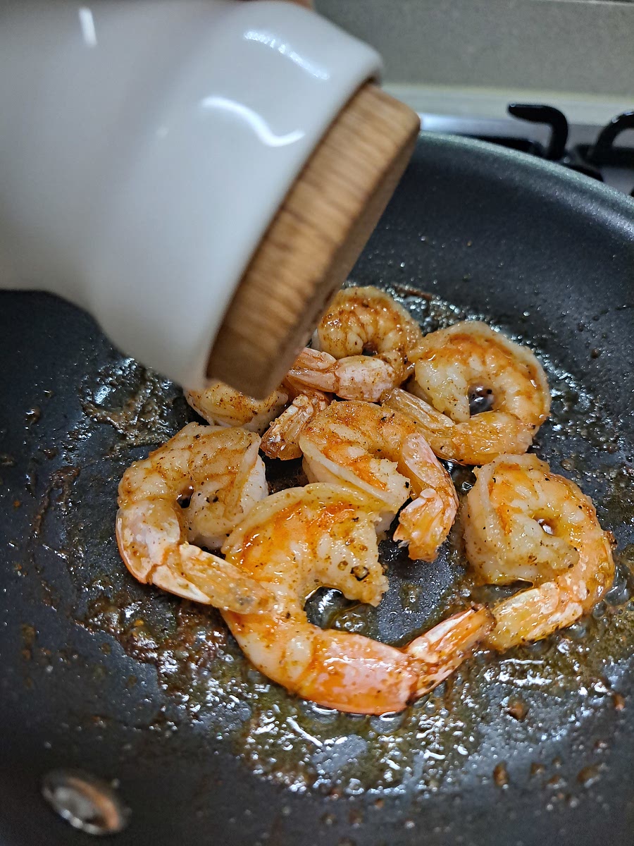 오일 두른 팬에 새우올려 소금,후추,맛술,파프리카 가루 거의 익었을때쯤 설탕 더해 구워주세요.