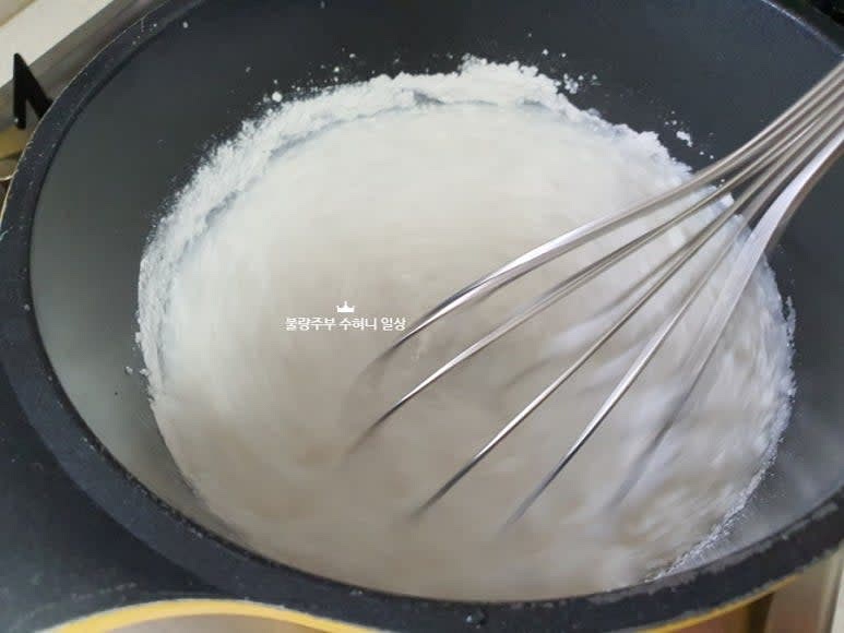 냄비에 찹쌀가루와 물 600ml를 섞어 찹쌀풀을 만들어 식혀 둡니다.
