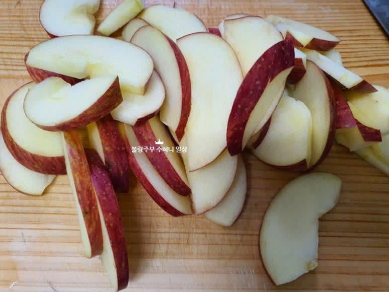 사과(선택)는 먹기 좋은 사이즈로 잘라주세요.