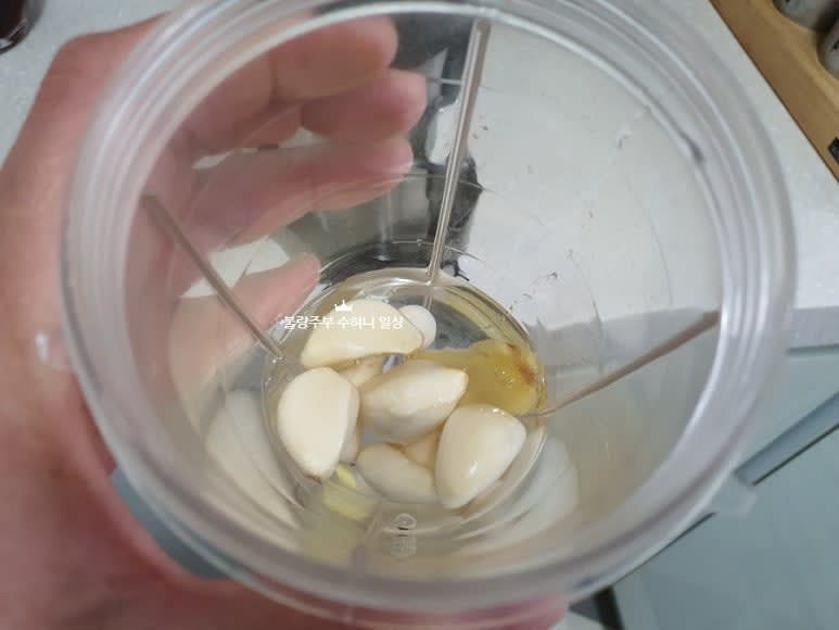 믹서기에 마늘과 생각을 넣고 물을 살짝 부어 갈아줍니다.