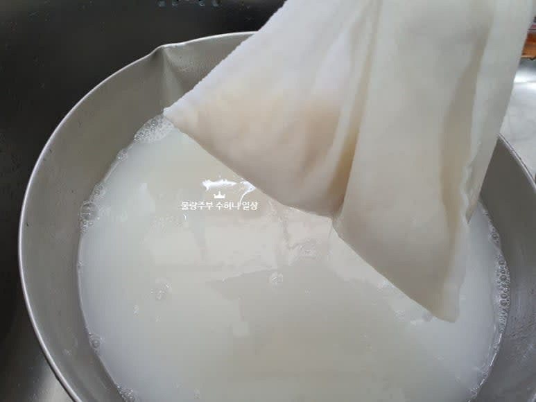 면포에 식혀둔 찹쌀풀과 마늘, 생강 갈아둔 것을 넣고 볼에 생수 2리터 정도 부어서 손으로 조물조물 잘 풀어줍니다.