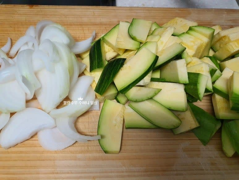 애호박을 깨끗이 씻어 4등분해서 길세 썰어주고, 양파는 채썰고, 대파는 총총 썰어둡니다.
