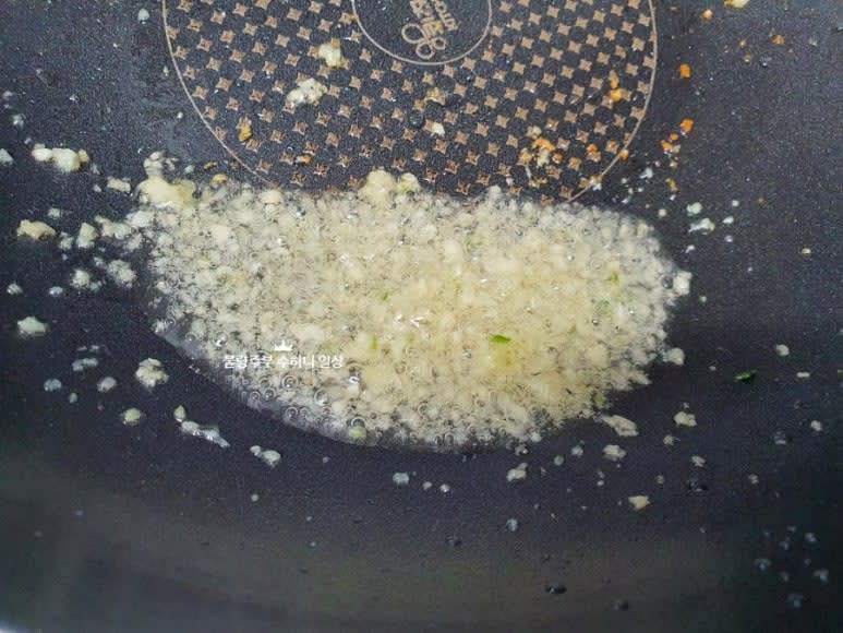 팬에 기름을 두르고 다진 마늘을 넣어 마늘 기름을 만들어 줍니다.