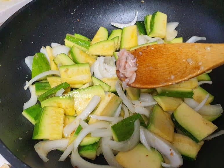 썰어둔 호박과 양파를 넣고 새우젓으로 기본 간을 해줍니다.