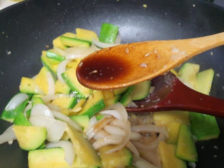 양파가 투명해질 정도로 볶아준 후 간장 1큰술과 참치액으로 마무리 간을 해줍니다.