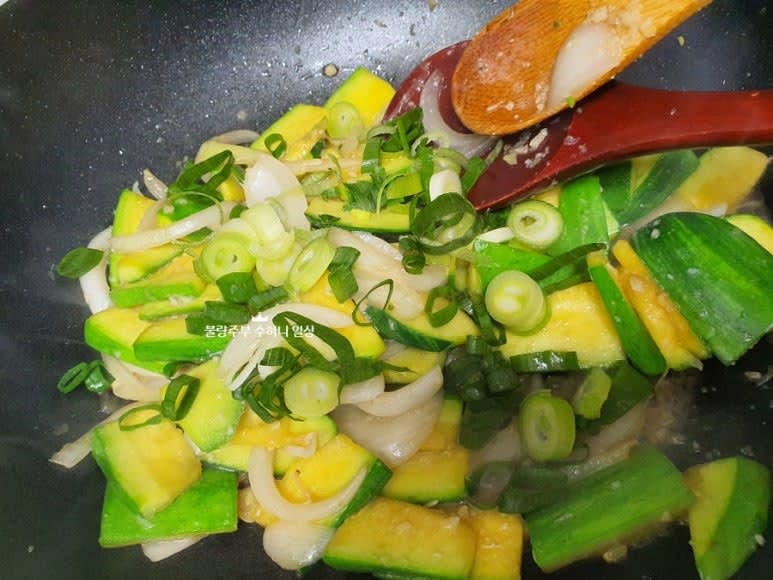 대파를 넣고 한 번 더 볶은 후 통깨를 뿌려 마무리합니다.