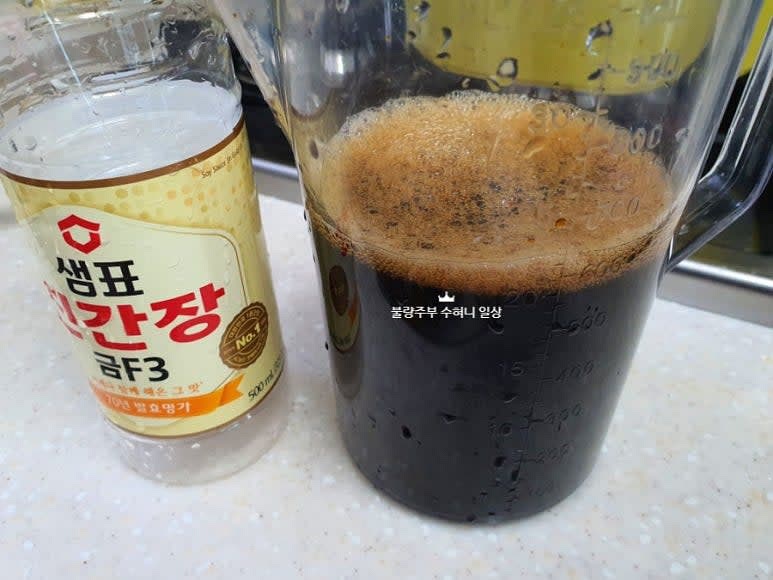 물과 간장 비율을 1:3.5로 준비합니다.
