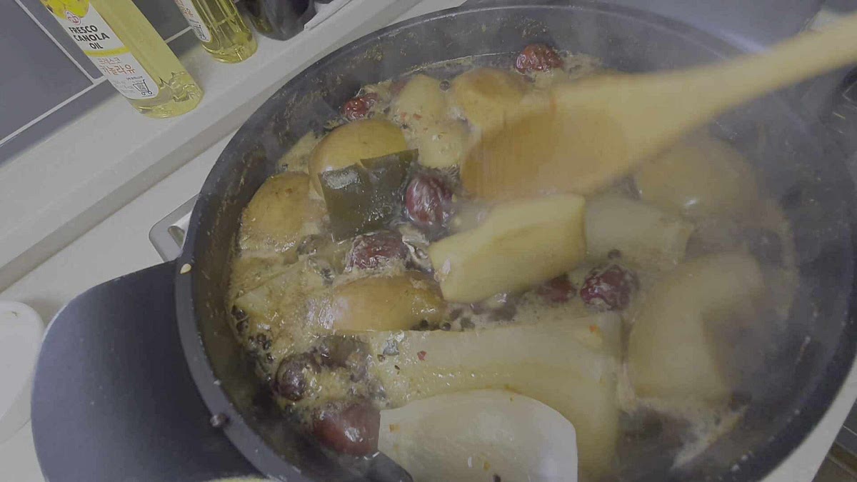 큰 물냄비에 무, 사과, 양파, 고추씨, 월계수잎, 통후추, 건표고버섯, 디포리, 대추, 생강을 넣고 물 3리터를 끓입니다. 끓이면 물 양이 2.5리터 정도로 줄어듭니다.
