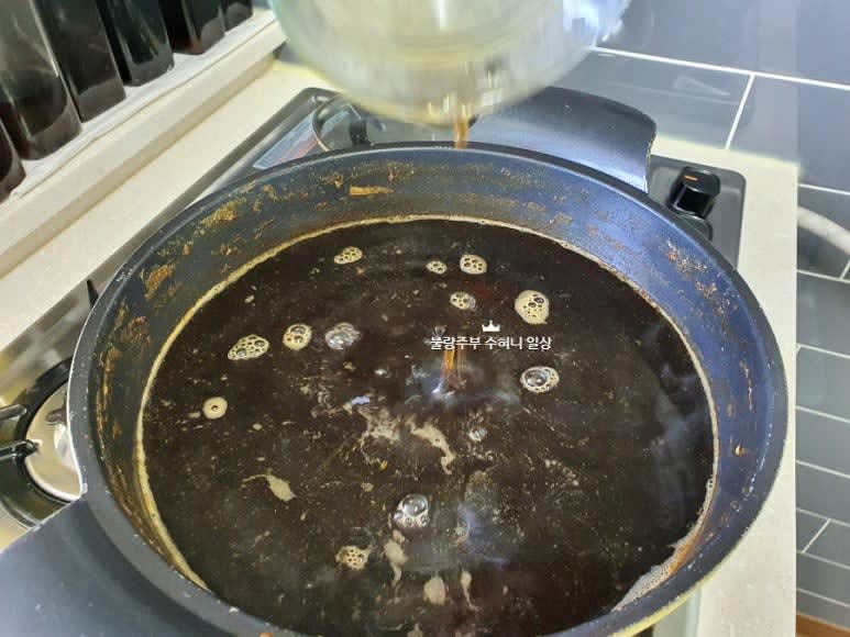 간장 700ml와 다시마, 매실액, 청주를 넣고 한 번 더 끓여서 간장 육수를 완성합니다.