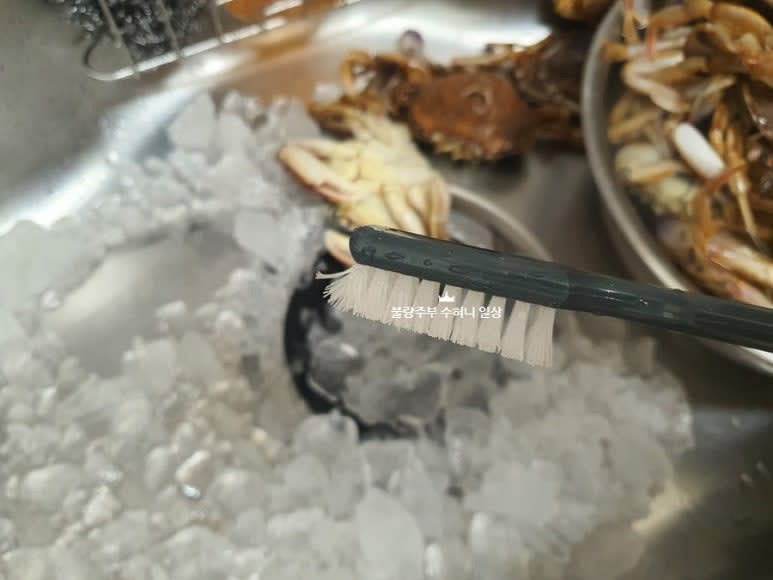 황게는 깨끗이 씻어 손질합니다. 다리 사이, 등, 배, 배꼽을 들어 솔로 깨끗하게 닦아서 씻어 줍니다. 손질된 게는 적당한 통에 배가 위를 보게 담아서 냉동실에 30분 정도 넣어둡니다.