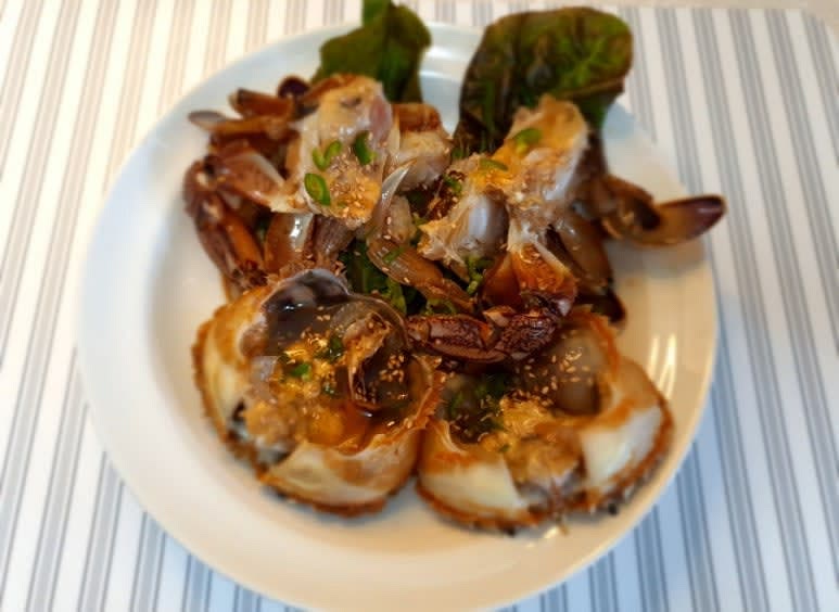 냉장고에 넣어 3일 정도 숙성시킨 후 완성된 간장게장을 즐깁니다. 배 부분을 위로 해서 보관해야 내장이 흘러내지 않아요. 좀 오래 두고 드시는 경우 장을 끓이고 식혀서 붓는 과정을 2-3번 반복해주는게 좋아요.