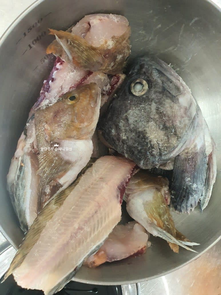 우럭은 대가리와 뼈를 깨끗하게 손질하고 물에 씻어 준비합니다. 잠시 쌀뜨물에 담가서 비린내를 제거해줍니다.