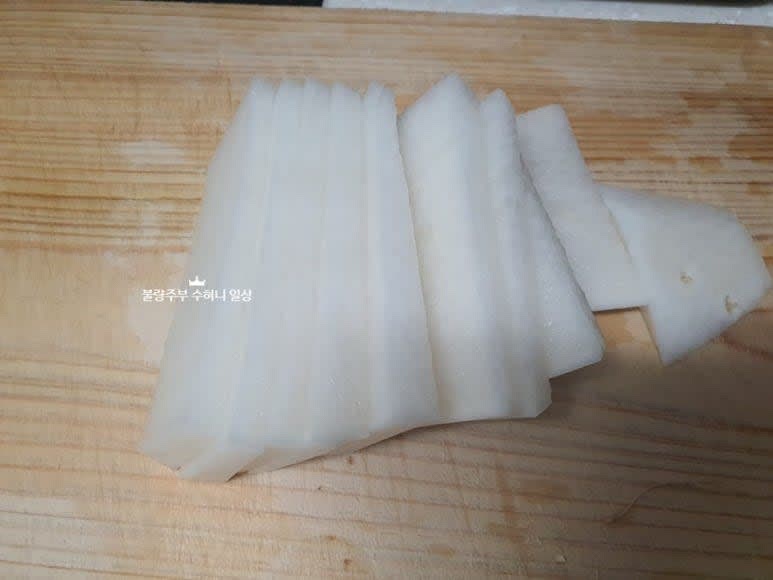 두부랑 파는 먹기 좋은 사이즈로 자르고, 청양고추는 다져두고 무는 조금 두껍게 썰어놓습니다.