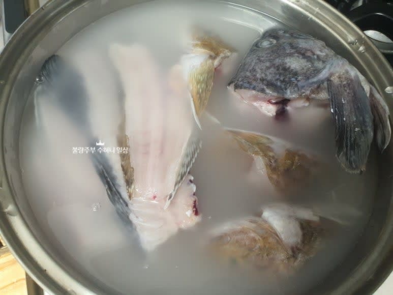 냄비에 생선이 잠길 정도로 쌀뜨물을 붓고 다진 마늘과 생강, 무를 넣어 끓입니다. 거품은 걷어내고 팔팔 끓으면 불을 약불로 줄여 20분 정도 더 끓여주세요.
