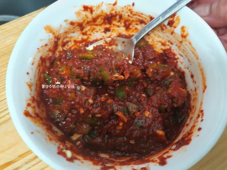 끓는 동안 양념장을 만들어줍니다. 된장, 고추장, 고춧가루, 맛술, 국간장, 액젓, 끓고 있는 육수 약간, 다진 고추까지 넣어 양념장을 준비한 후 국물에 넣어줍니다.