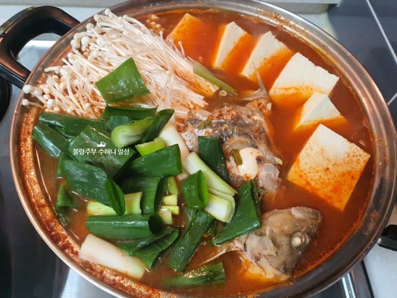 간이 부족한 경우 소금으로 더 해주고, 두부, 버섯, 대파 등의 야채를 올려 마무리합니다.