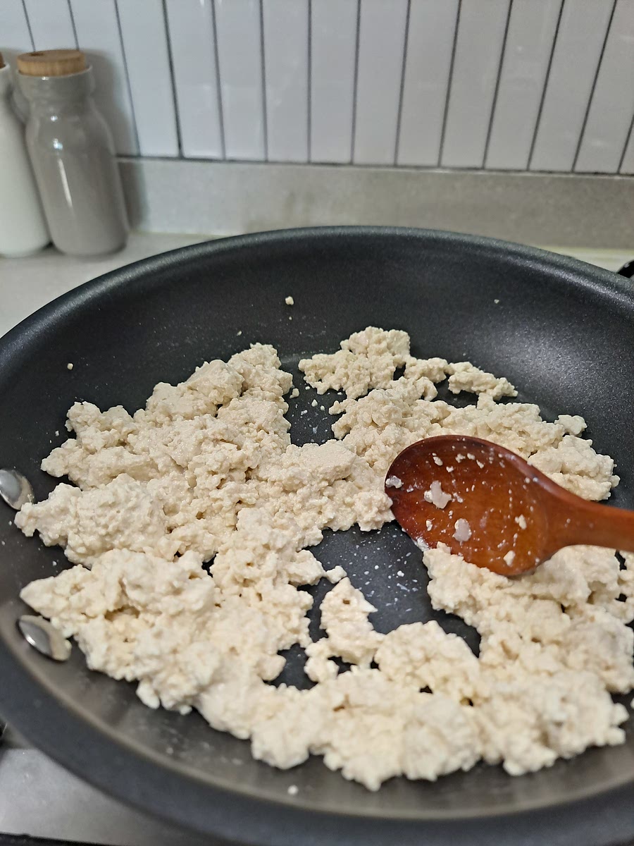 두부는 전자레인지 3분 가열 후 팬에 올려 으깨어 수분기를 날려가며 볶아줍니다.(두부소보로 만들기)