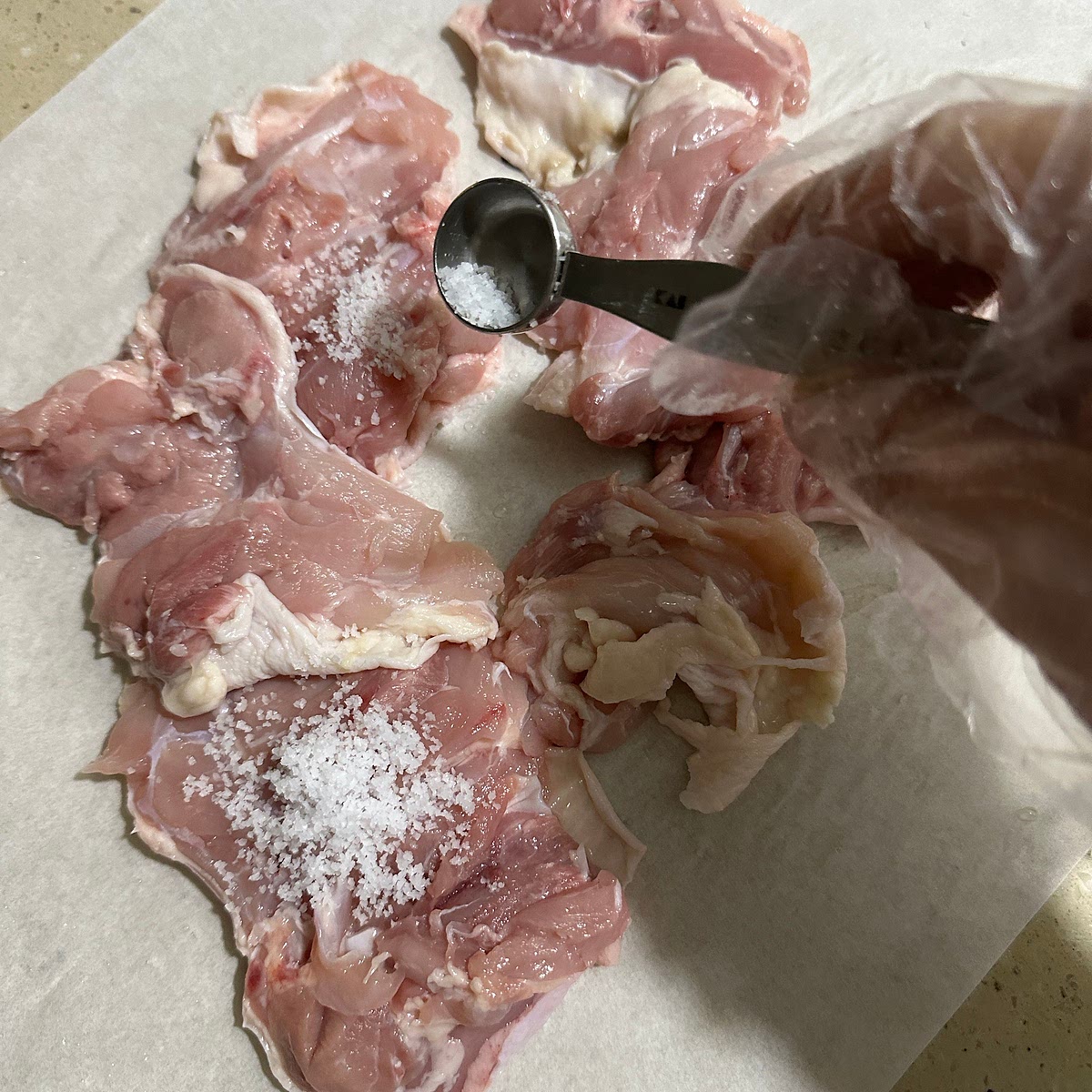 닭다리살의 기름기를 살짝 제거하고 키친타올로 물기를 제거하고 소금을 뿌려서 주물러준다음 10분 정도 그대로 재워 주세요.