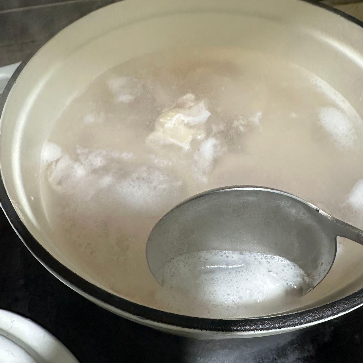 끓이며 생기는 거품을 걷어내 주세요.